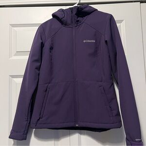 Like new Columbia Women's Phurtec II Softshell jacket in purple